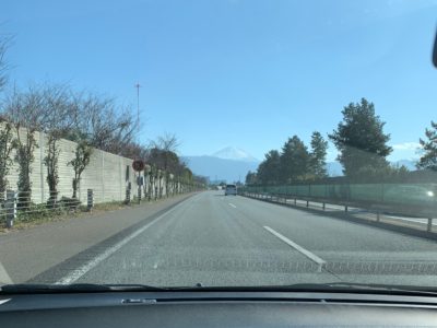 中央道。晴れていてよく富士山が見えた。
