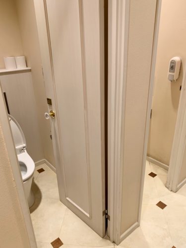 個室トイレのドアノブもクリスタル調でキラキラ