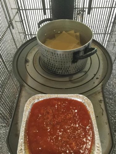 パスタとソースを薪ストーブで調理