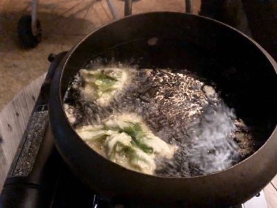 ふきのとうを揚げている