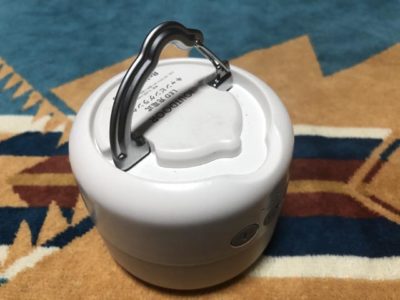 フックかマグネットでぶら下げる