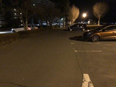 そんなに混んでいないが、車両の出入りは激しい