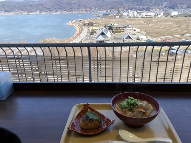 諏訪湖を眺めながら食事
