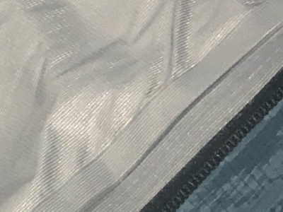 縫い目は防水テープで保護されている