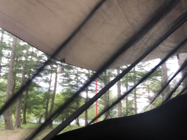 タープはクローズしないと眩しかった