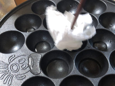 油をキッチンペーパーで塗る。