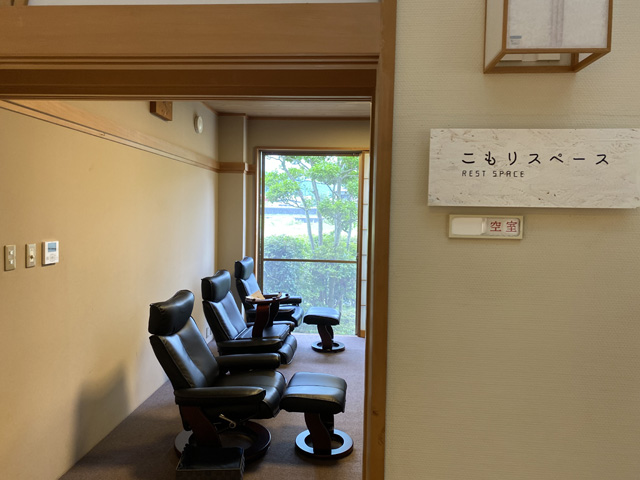 こういう休憩できる個室も無料